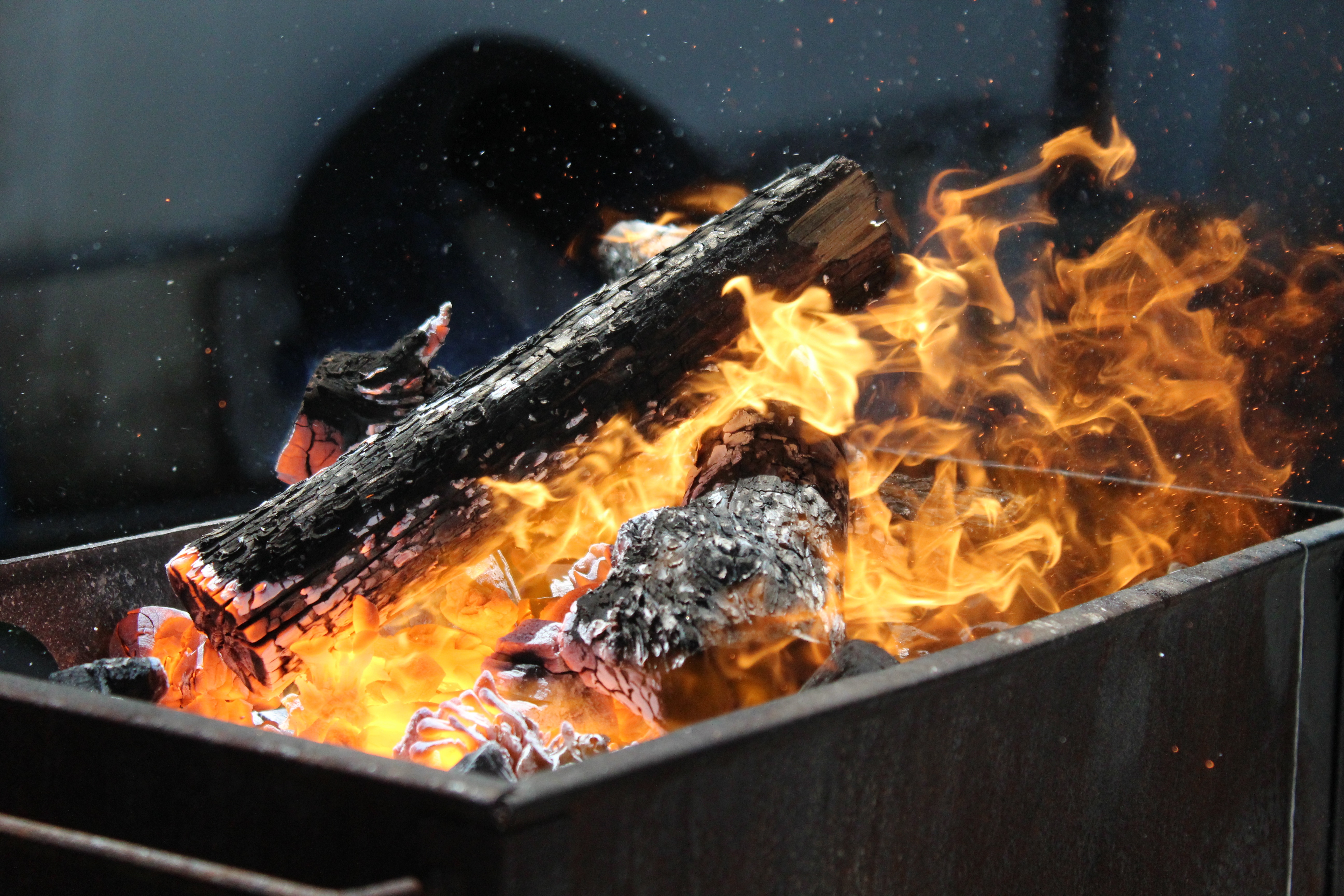 Как разжечь угли в мангале: 12 проверенных способов