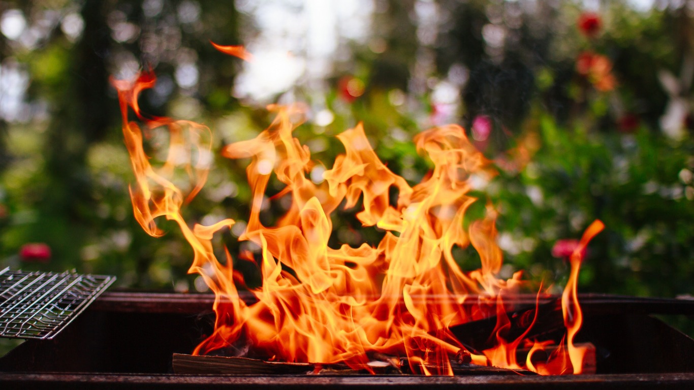 фото мангал с горящим огнем